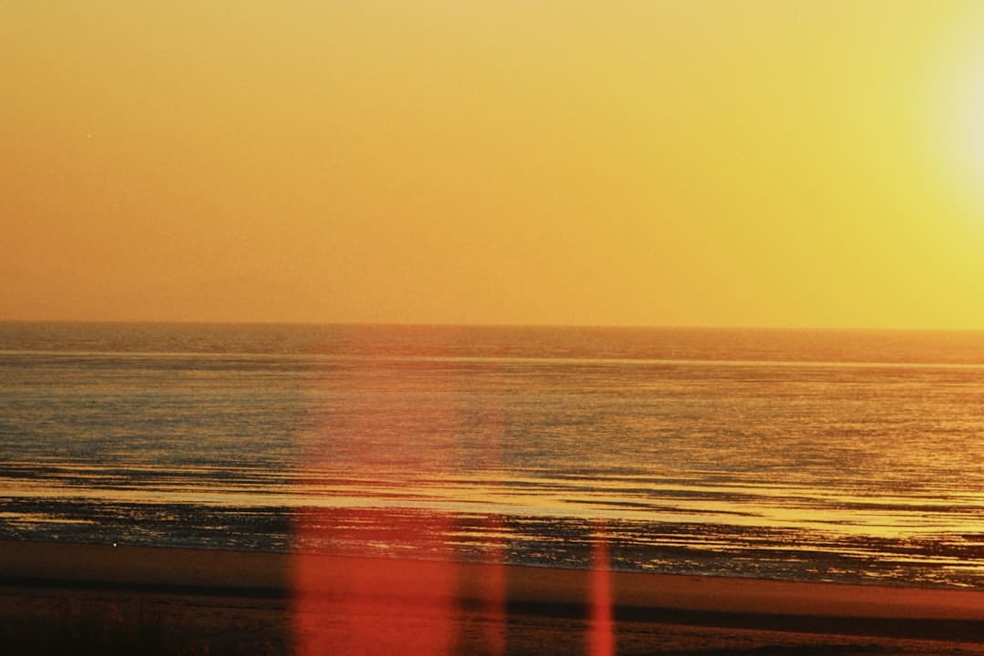 江苏启东朝霞映海滩浪漫如画